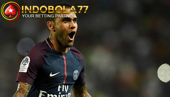 Pemain Belakang PSG Dani Alves Ingin Kembali ke Barcelona